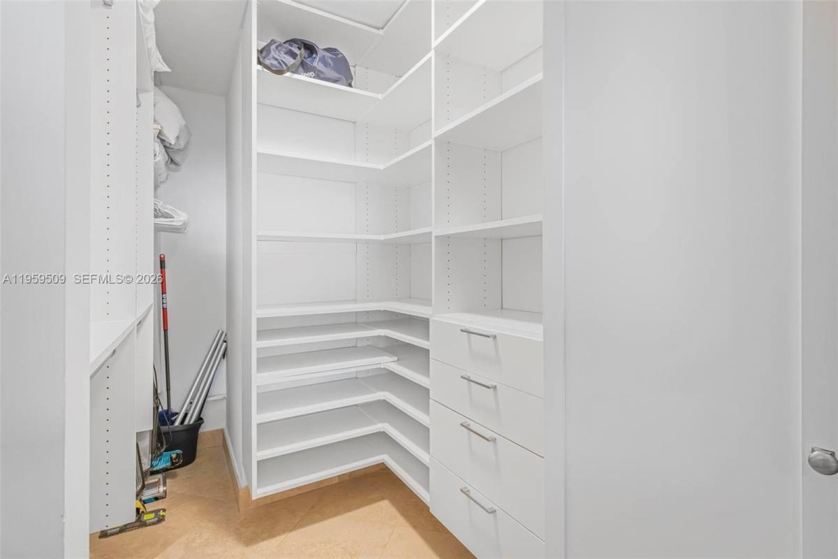 Apartment for rent at 540 Brickell Key Dr, Miami, FL 33131