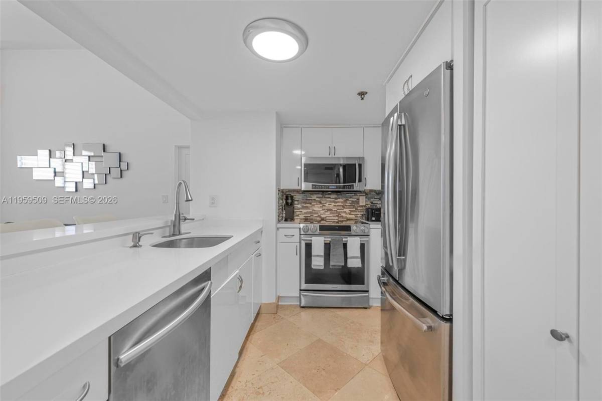 Apartment for rent at 540 Brickell Key Dr, Miami, FL 33131