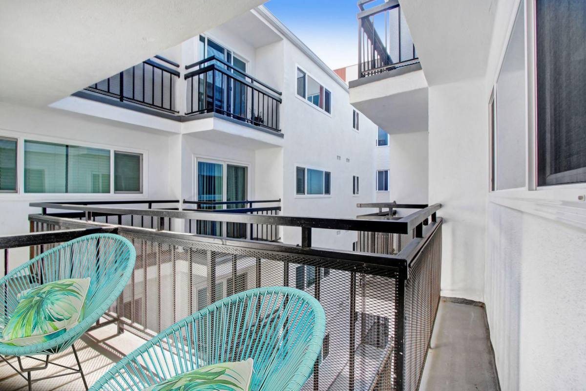 Apartment for rent at 520 Kelton Ave, Los Angeles, CA 90024