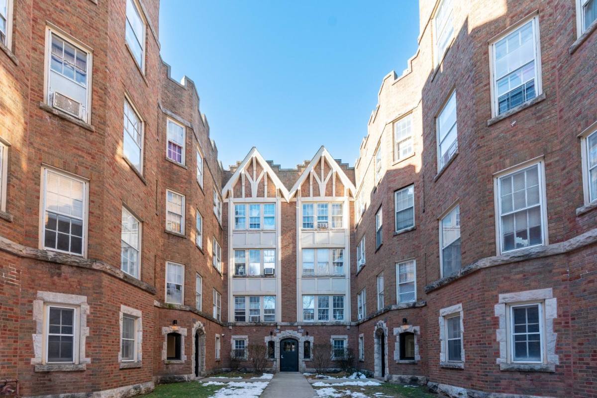 Apartment for rent at 7416 N Damen Ave, Chicago, IL 60645