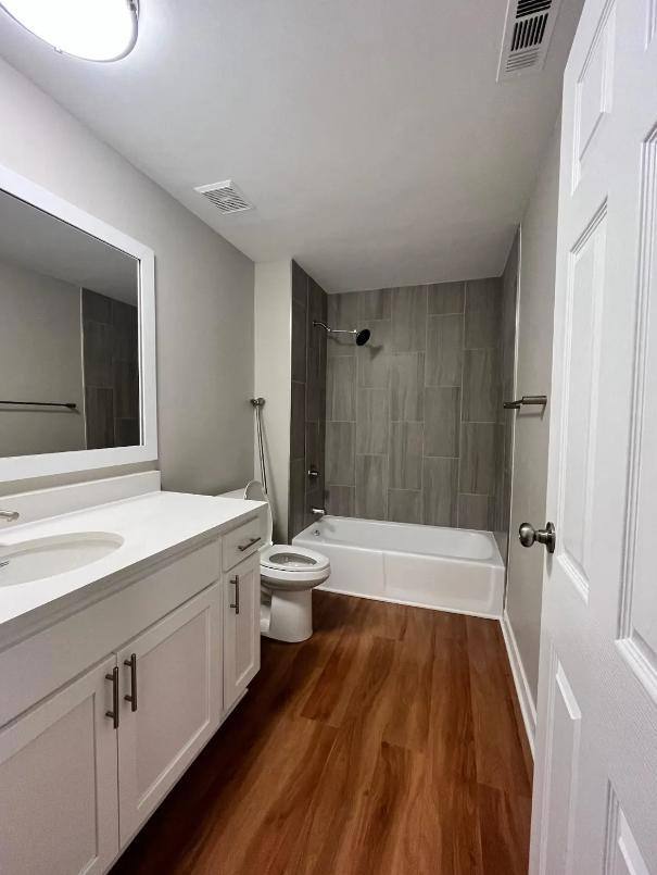 Apartment for rent at Farmingdale Terrace Condominiums, 7621 Sussex Creek Dr, Darien, IL 60561