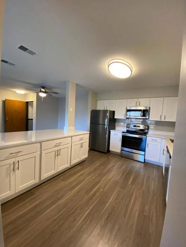Apartment for rent at Farmingdale Terrace Condominiums, 7621 Sussex Creek Dr, Darien, IL 60561