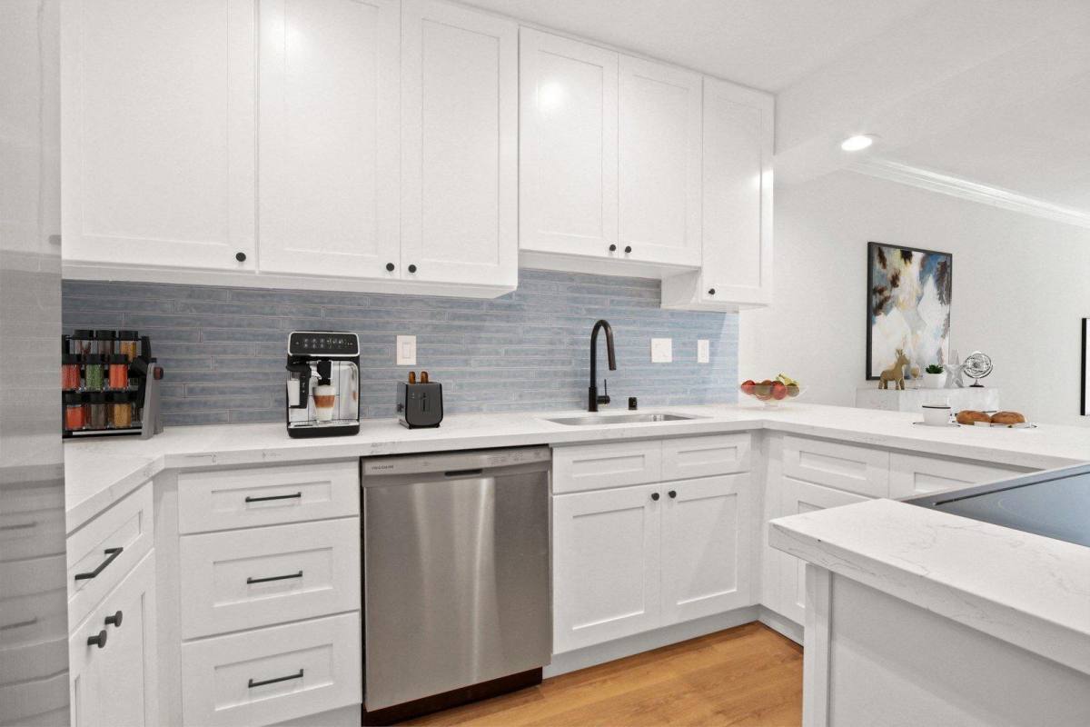 Apartment for rent at 315 Montana Ave, Santa Monica, CA 90403