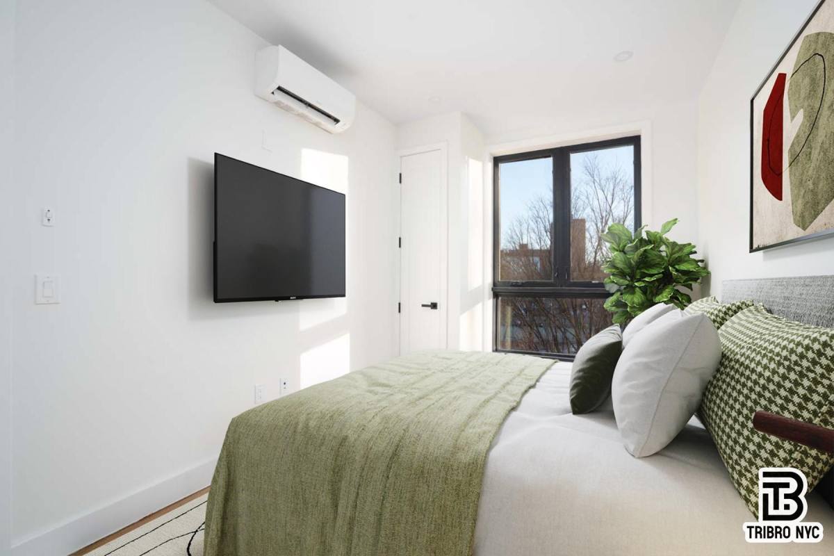 Apartment for rent at 141 Meserole Ave #2A, Brooklyn, NY 11222