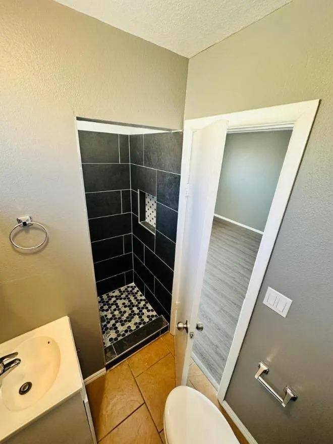 Apartment for rent at 616 West 75th Street, 616 W 75th St #6, Los Angeles, CA 90044