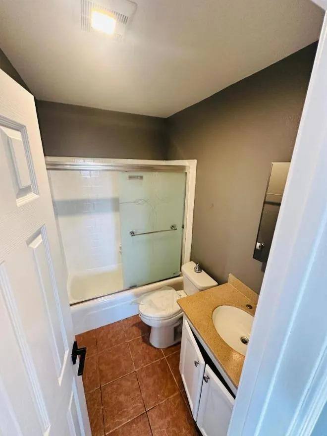 Apartment for rent at 616 West 75th Street, 616 W 75th St #6, Los Angeles, CA 90044