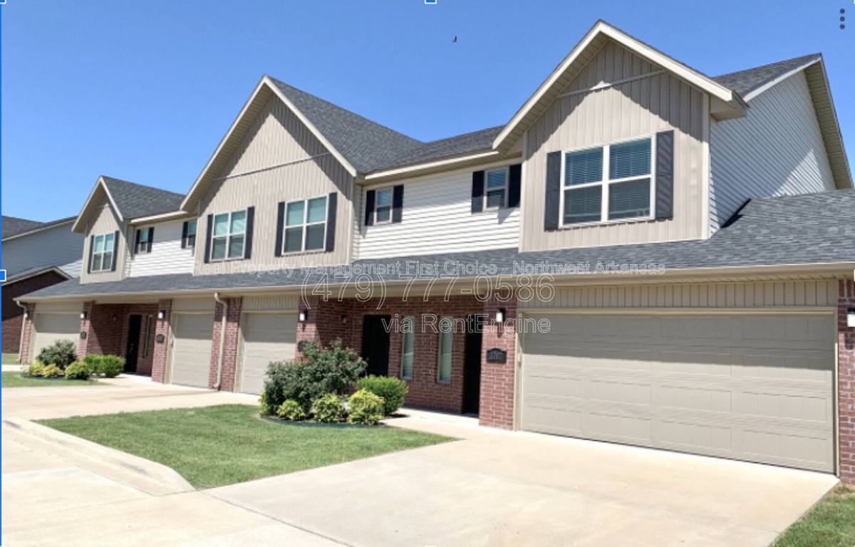 Townhouse for rent at 2711 W Shasta Rd, Rogers, AR 72758
