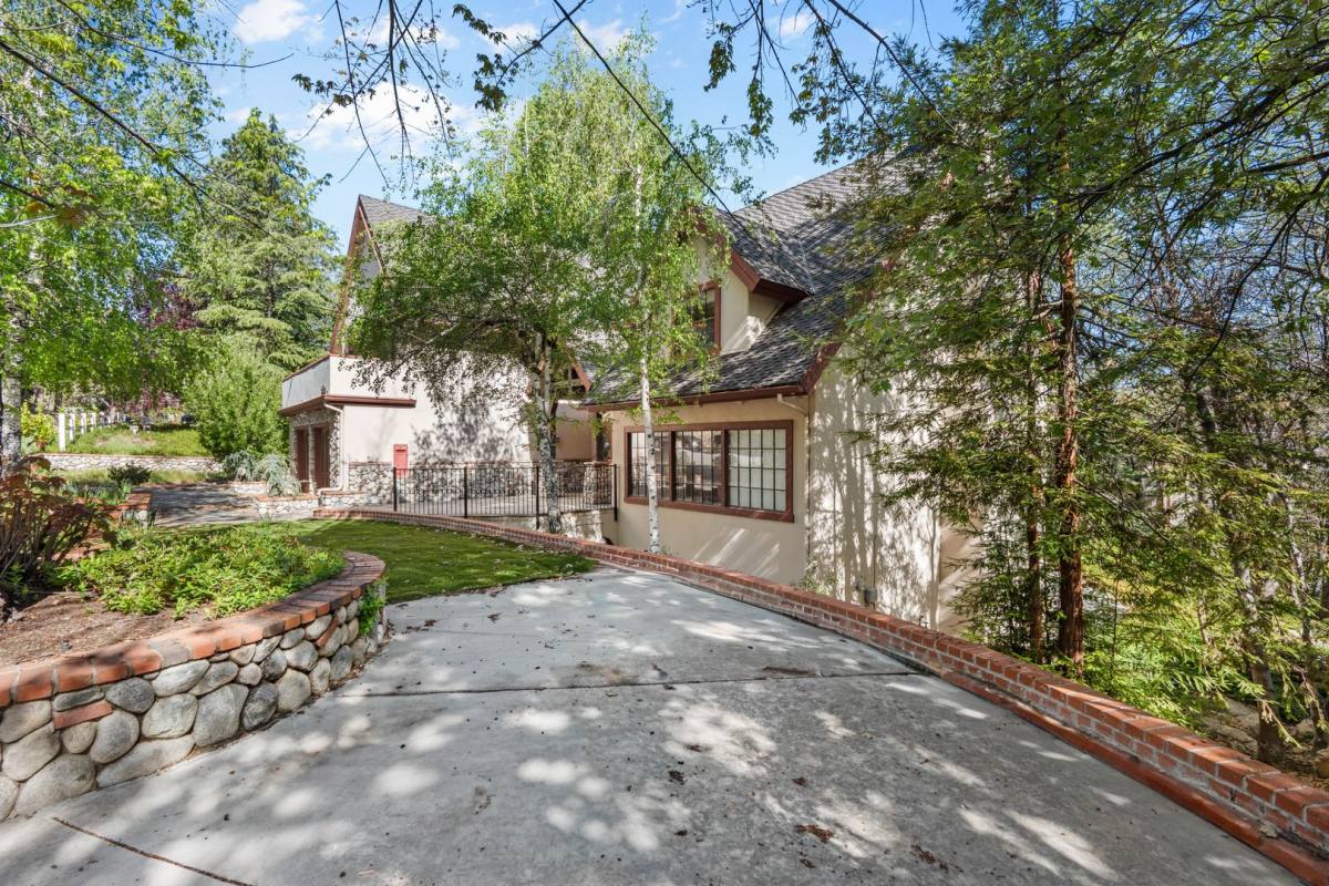 House for rent at 887 Talisman Lane, Lake Arrowhead, CA 92352