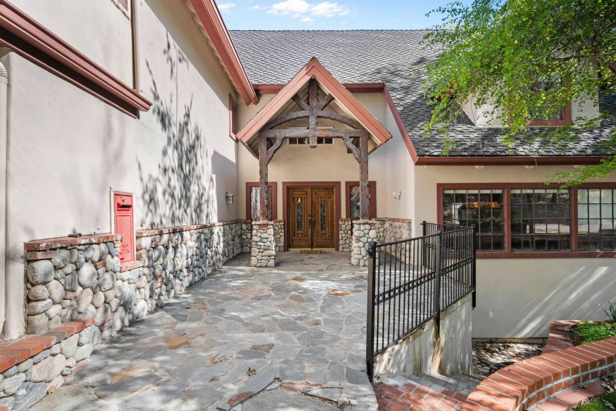 House for rent at 887 Talisman Lane, Lake Arrowhead, CA 92352