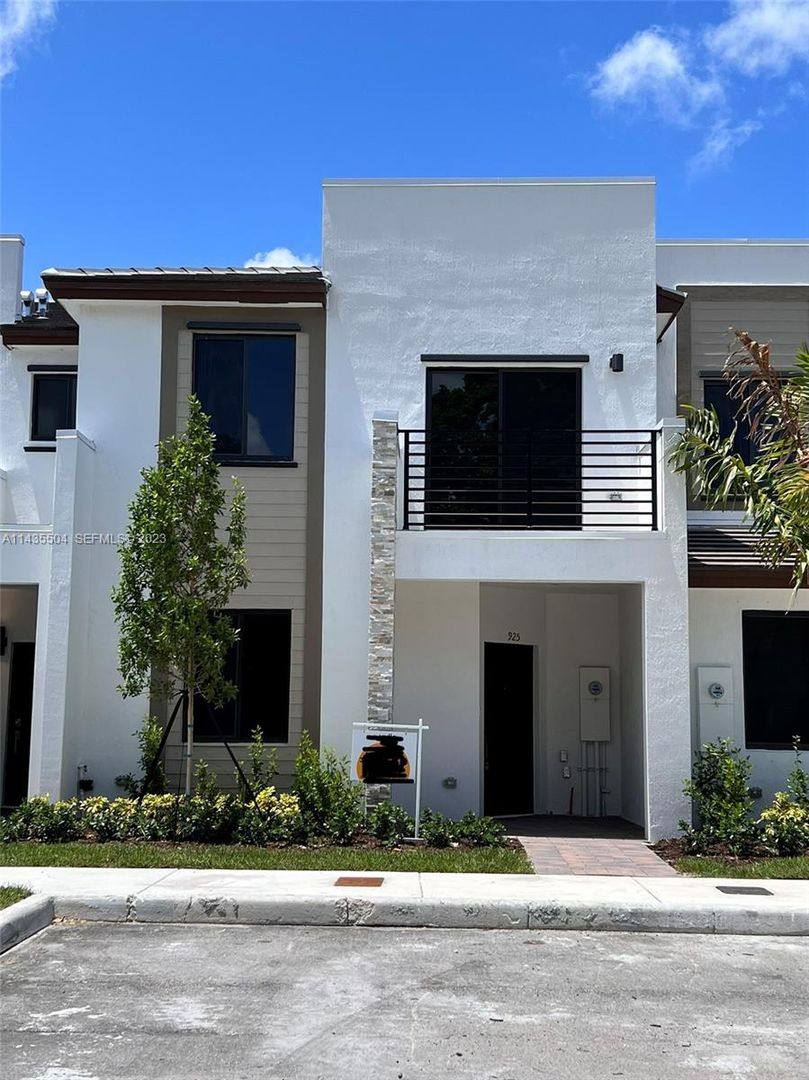 House for rent at 925 NE 211 St, Miami, FL 33179
