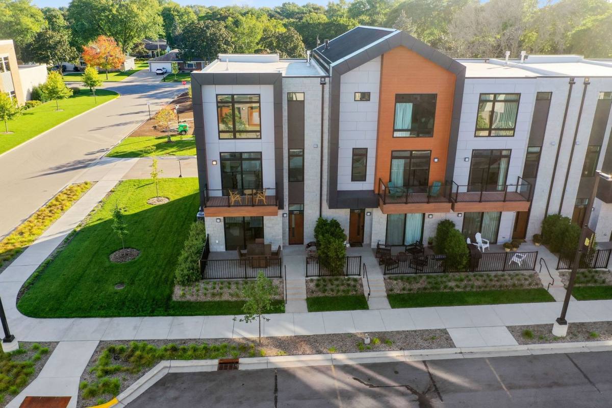 Apartment for rent at 1071 Brookwood Dr, Green Bay, WI 54304