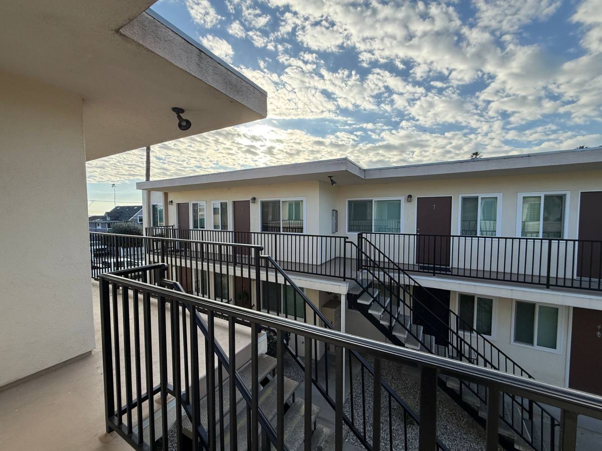 Apartment for rent at 1171 E Meta St, Ventura, CA 93001