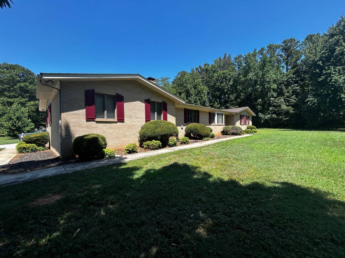 House for rent at 8109 Reames Rd, Charlotte, NC 28216