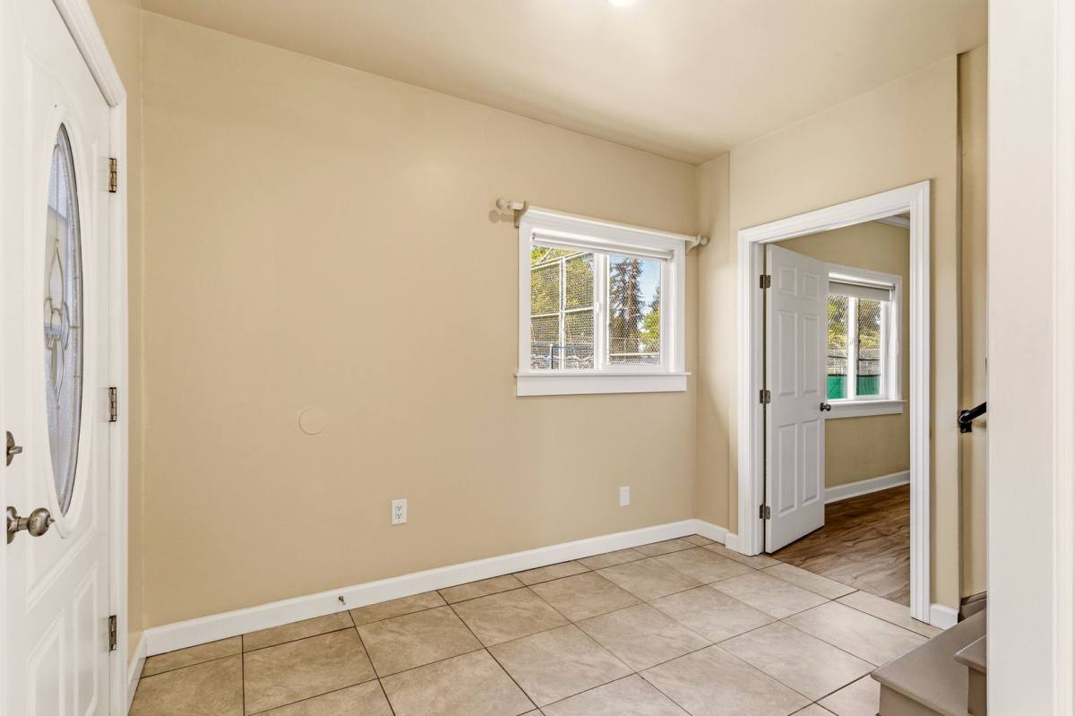 Townhouse for rent at 1211 98th Ave, Oakland, CA 94603