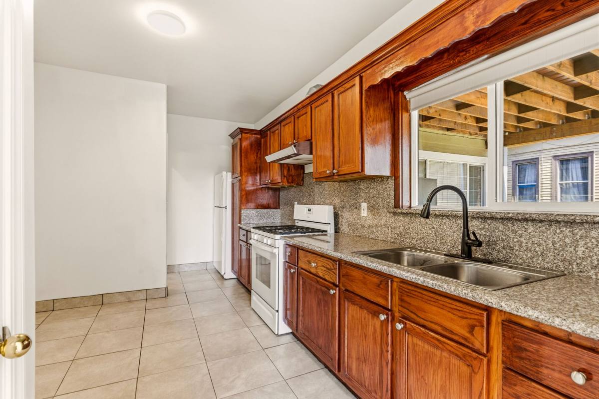 Townhouse for rent at 1211 98th Ave, Oakland, CA 94603