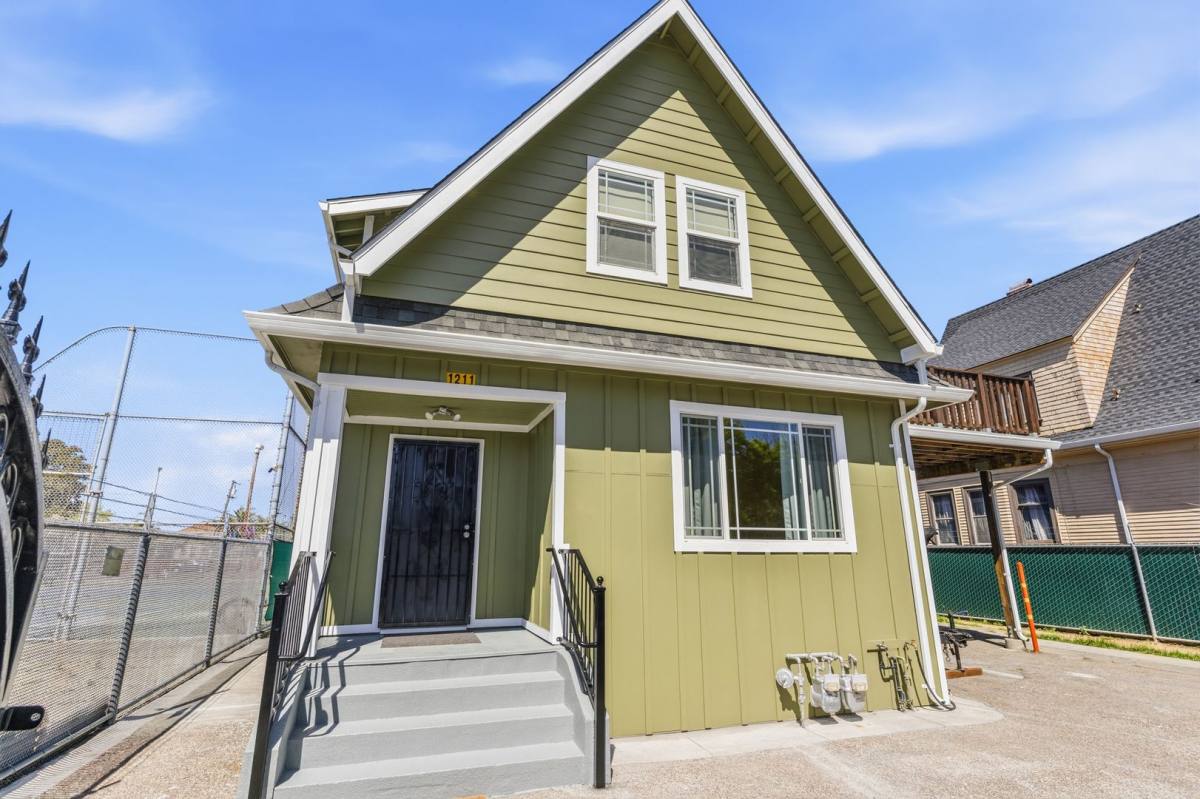 Townhouse for rent at 1211 98th Ave, Oakland, CA 94603