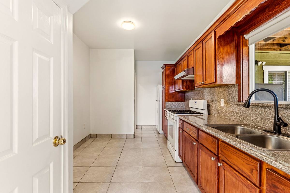 Townhouse for rent at 1211 98th Ave, Oakland, CA 94603