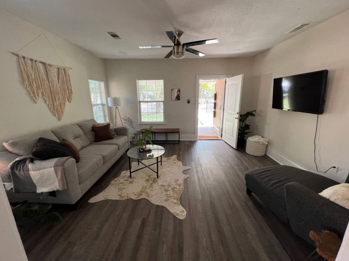 Apartment for rent at 615 Parkview Ave, Dallas, TX 75223
