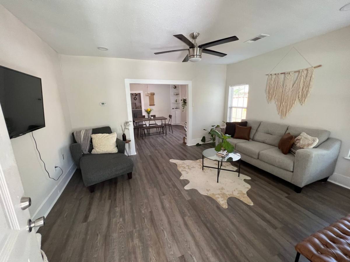 Apartment for rent at 615 Parkview Ave, Dallas, TX 75223