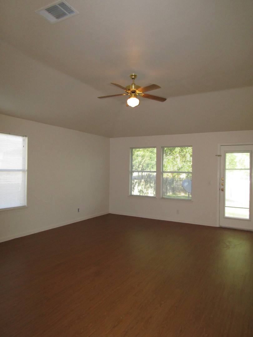 House for rent at 122 Little Lake Rd, Hutto, TX 78634