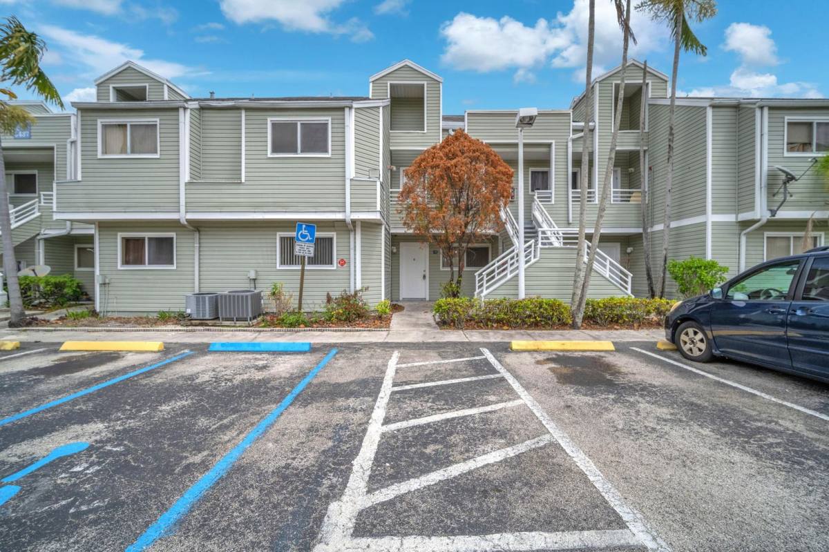 Apartment for rent at 2020 NE 163rd St, Miami, FL 33162