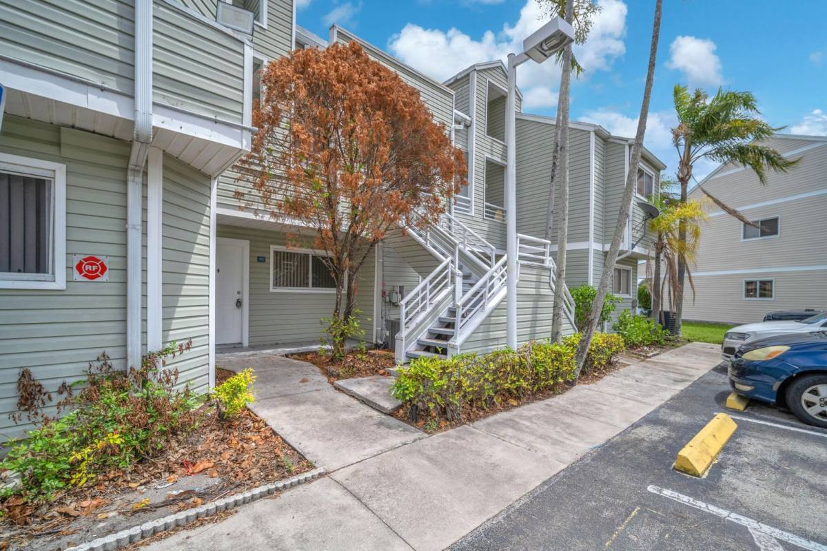 Apartment for rent at 2020 NE 163rd St, Miami, FL 33162
