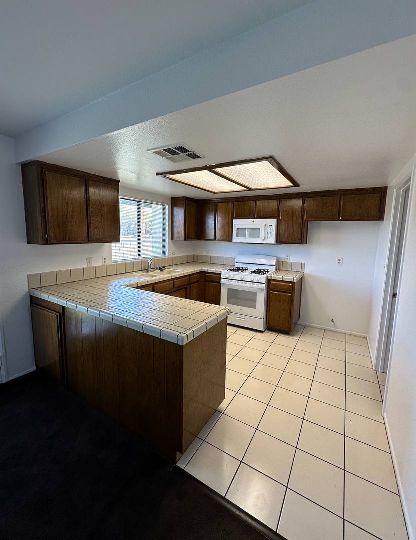 Apartment for rent at 43415 20th St W, Lancaster, CA 93534