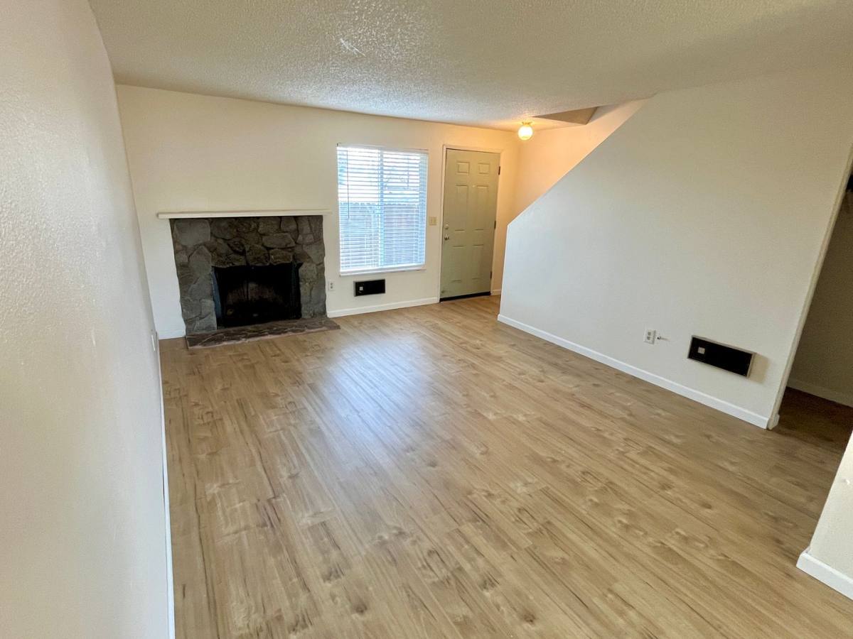 Townhouse for rent at 461-487 W Gloucester St, Gladstone, OR 97027