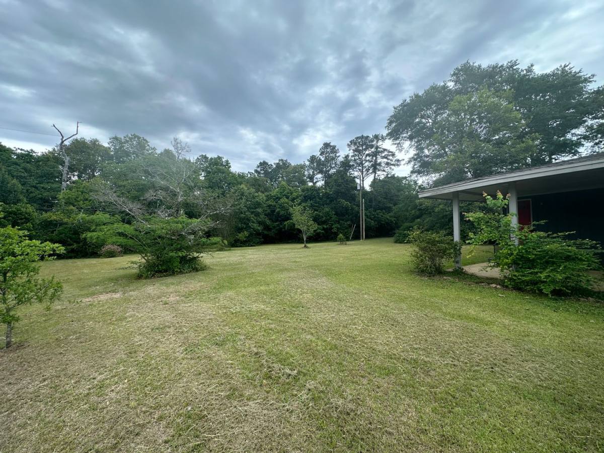 House for rent at 113 County Rd, Deatsville, AL 36022