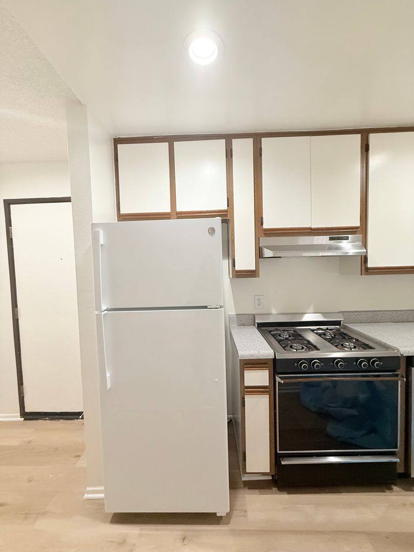 Apartment for rent at 400 S Westmoreland Ave, Los Angeles, CA 90020