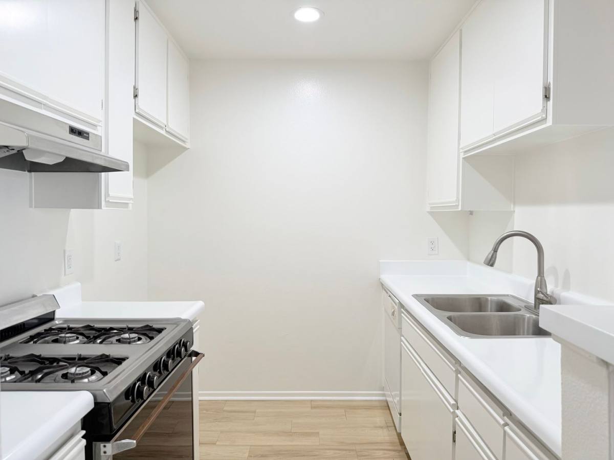 Apartment for rent at 400 S Westmoreland Ave, Los Angeles, CA 90020