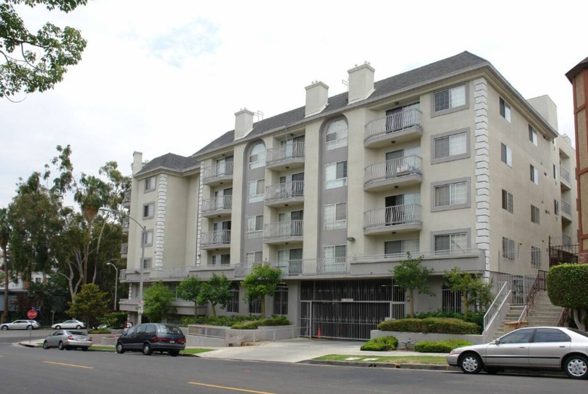 Apartment for rent at 400 S Westmoreland Ave, Los Angeles, CA 90020