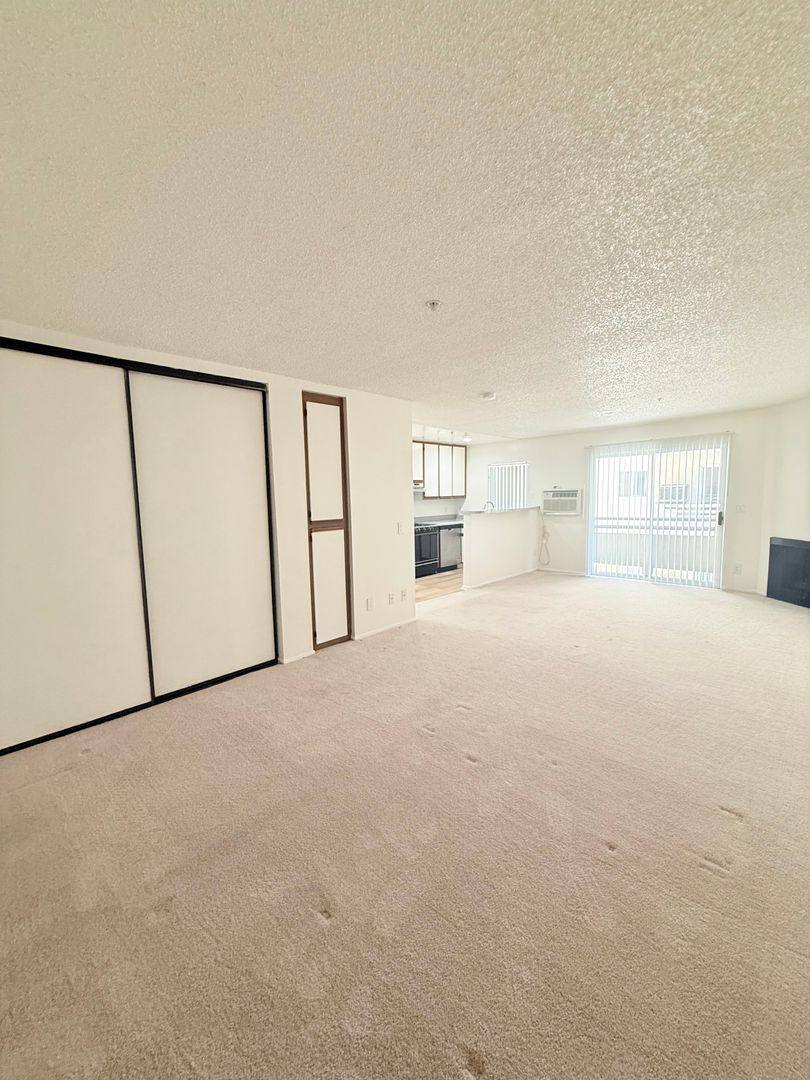 Apartment for rent at 400 S Westmoreland Ave, Los Angeles, CA 90020