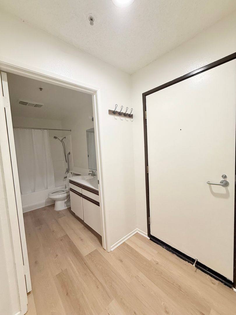 Apartment for rent at 400 S Westmoreland Ave, Los Angeles, CA 90020