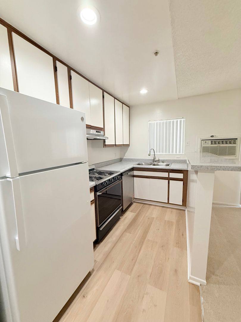 Apartment for rent at 400 S Westmoreland Ave, Los Angeles, CA 90020