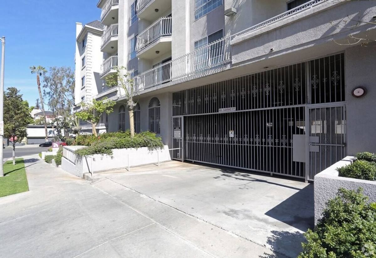Apartment for rent at 400 S Westmoreland Ave, Los Angeles, CA 90020