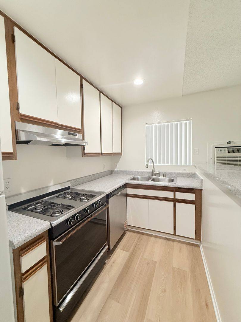 Apartment for rent at 400 S Westmoreland Ave, Los Angeles, CA 90020