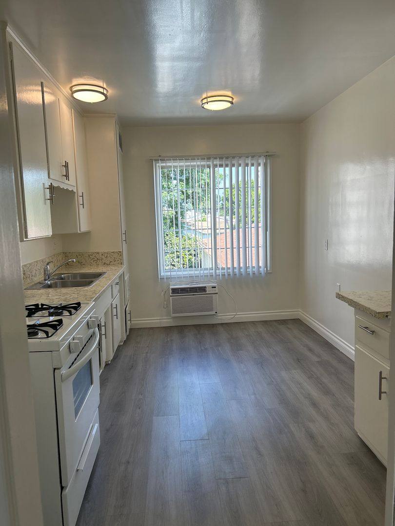 Apartment for rent at 12425 Oxnard St, North Hollywood, CA 91606