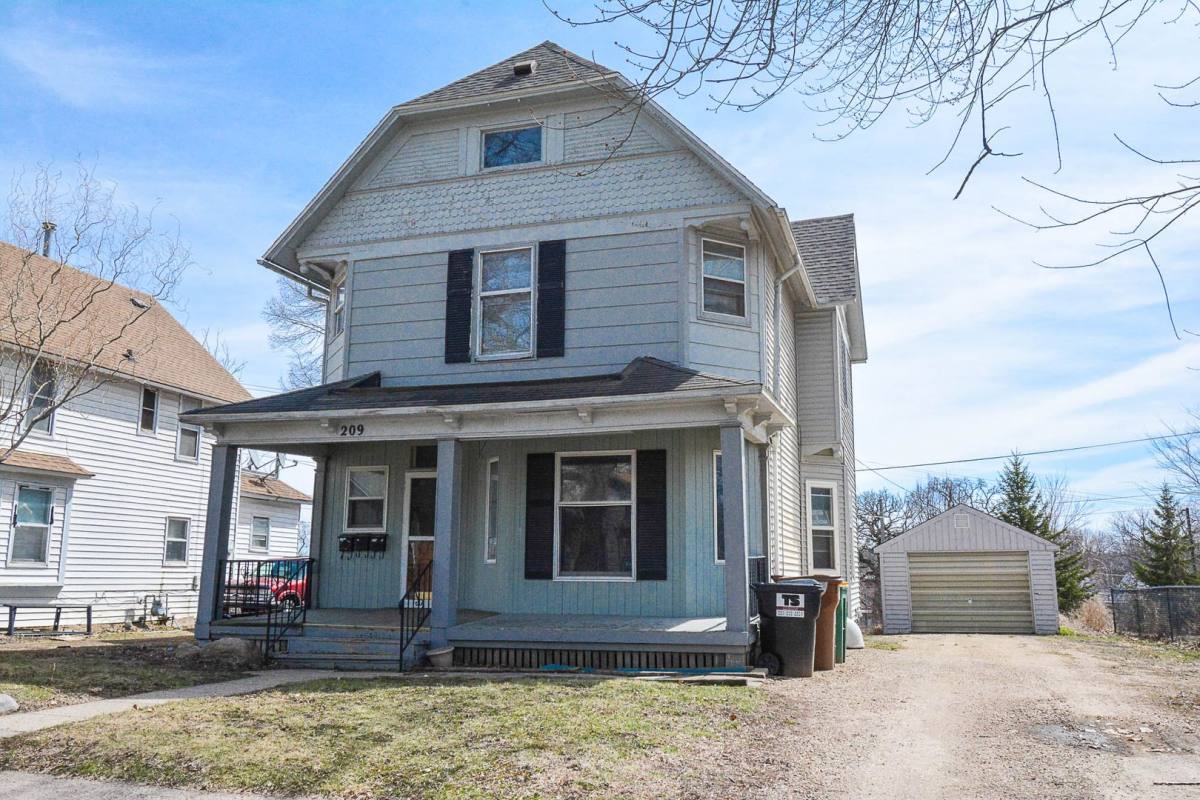 Apartment for rent at 209 S Pearl St, Albert Lea, MN 56007