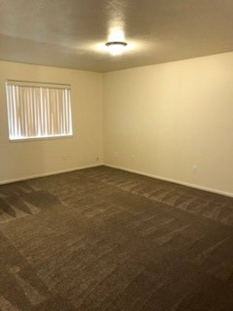 Townhouse for rent at 2609 S Cloverleaf Loop, Springfield, OR 97477