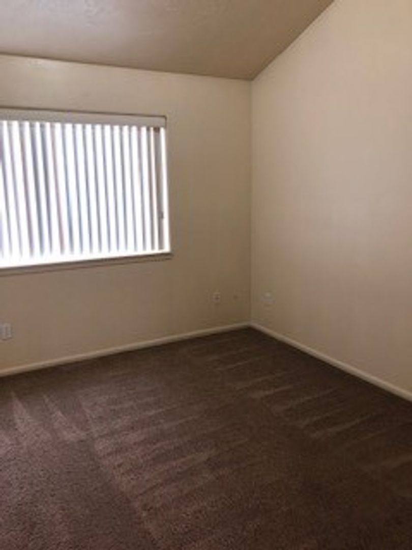 Townhouse for rent at 2609 S Cloverleaf Loop, Springfield, OR 97477