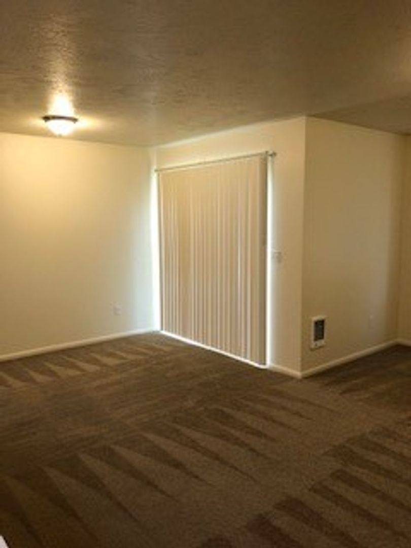 Townhouse for rent at 2609 S Cloverleaf Loop, Springfield, OR 97477