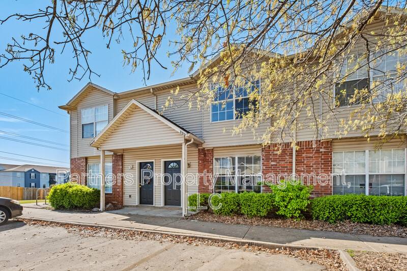 Apartment for rent at 886 Curtis Ave #1, Fayetteville, AR 72701