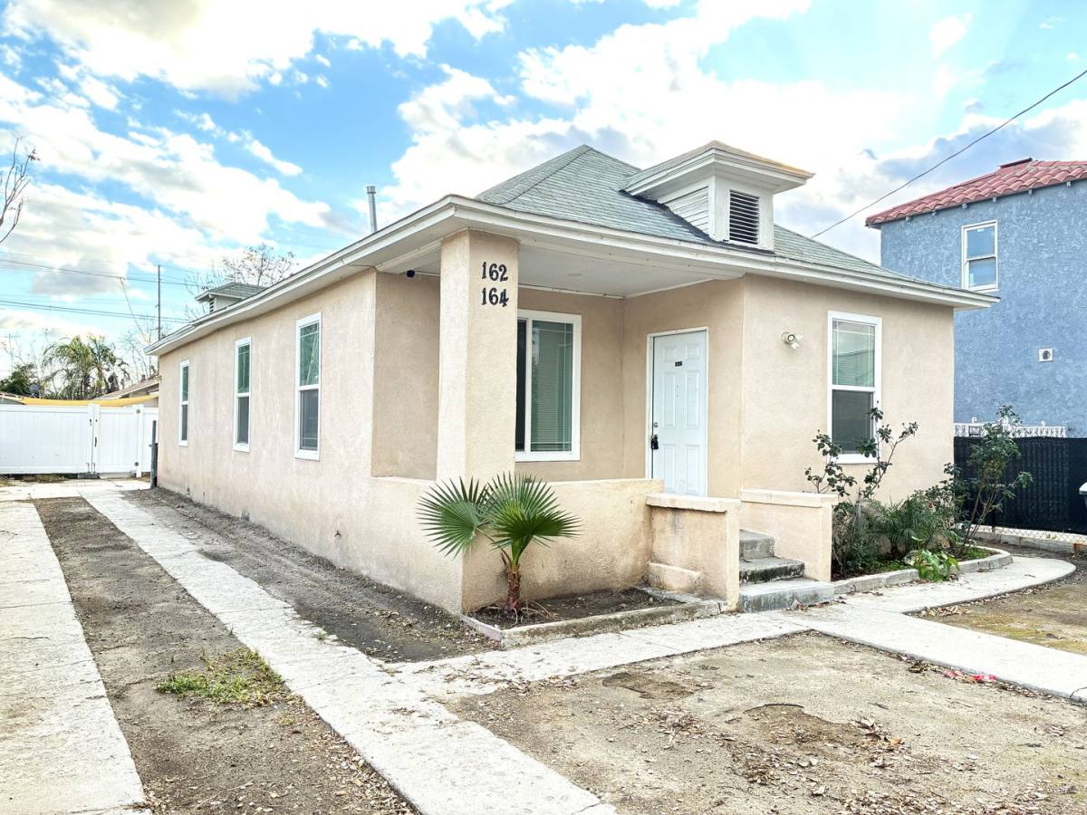 Apartment for rent at 162-164 E M St, Colton, CA 92324