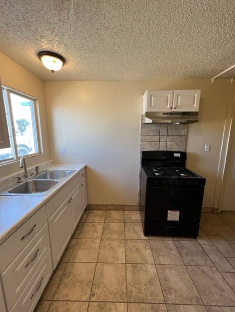 House for rent at 1092 E Hosking Ave, Bakersfield, CA 93307