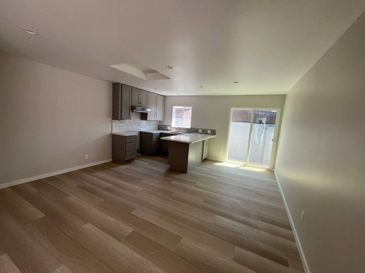 Apartment for rent at 617 W 51st St, Los Angeles, CA 90037
