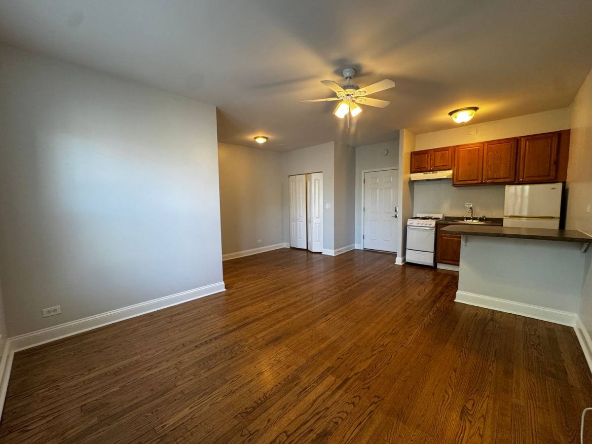 Apartment for rent at 1344 W Lunt Ave, Chicago, IL 60626