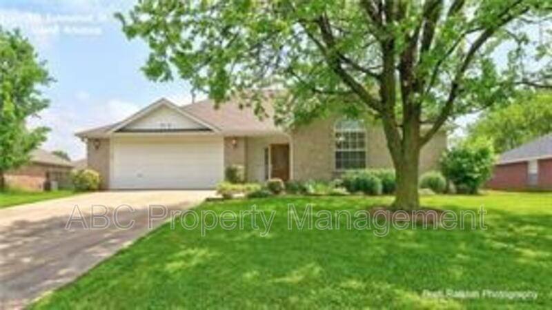 House for rent at 313 Summerset St, Lowell, AR 72745