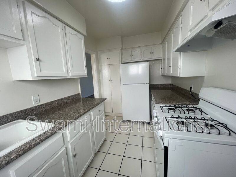 Apartment for rent at 622 1 2 E #97TH, Inglewood, CA 90301