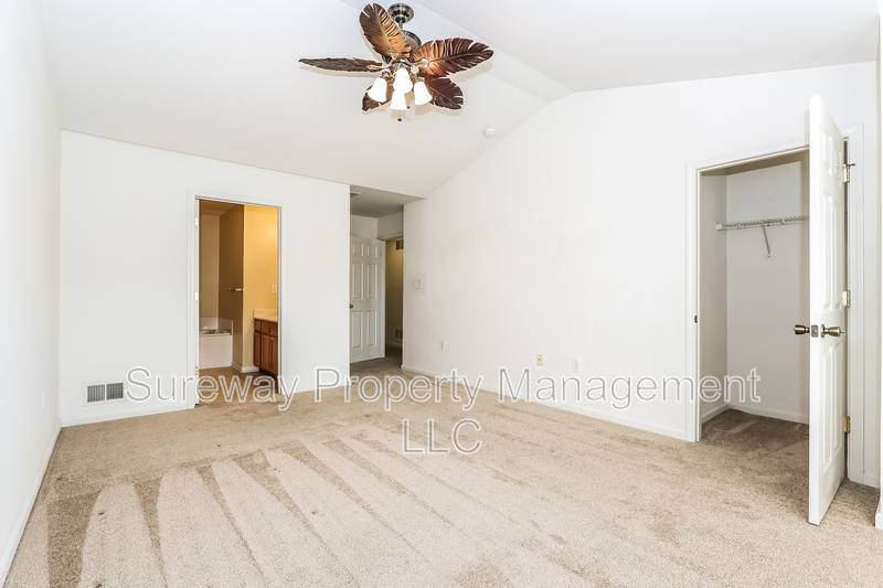 Townhouse for rent at 158 Chancellor Dr, Woodbury, NJ 08096